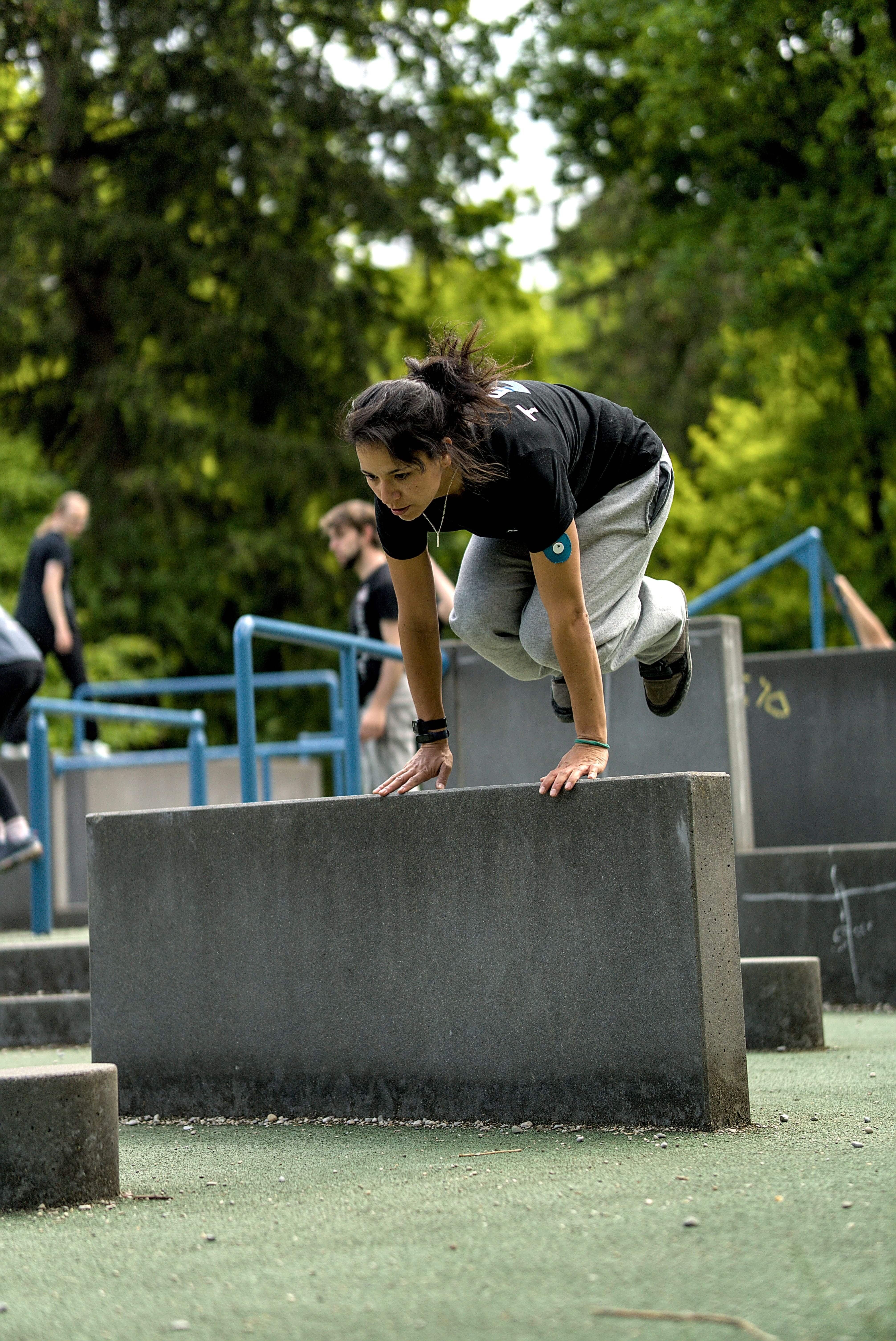Erwachsene-Parkour-outdoor-Katze-2-2-2.jpg